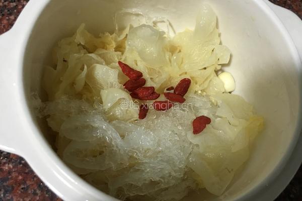 银耳莲子燕窝的做法图解2