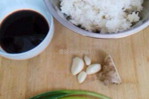 格格牌酱油炒饭的做法图解1