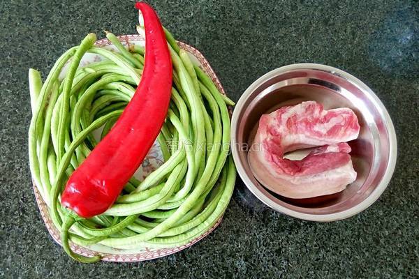 蒜蓉肉末豆角的做法图解1