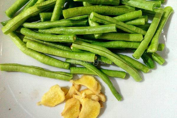 苦麦菜豆角汤的做法图解2