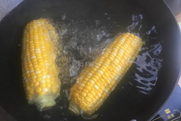 青椒炒玉米的做法图解1