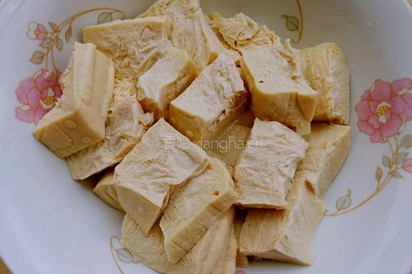 砂锅炖五花肉冻豆腐娃娃菜的做法图解2
