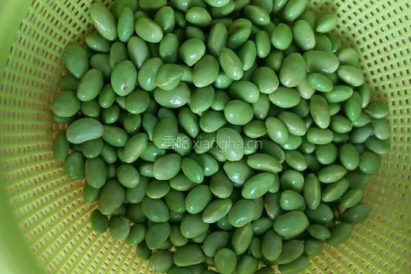 毛豆炒肉片的做法图解1