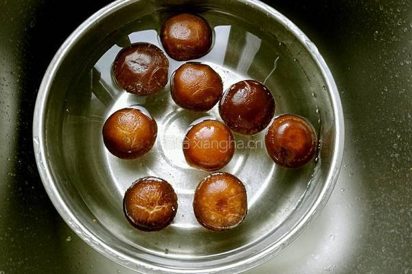 蒜蓉孜然烤香菇的做法图解2