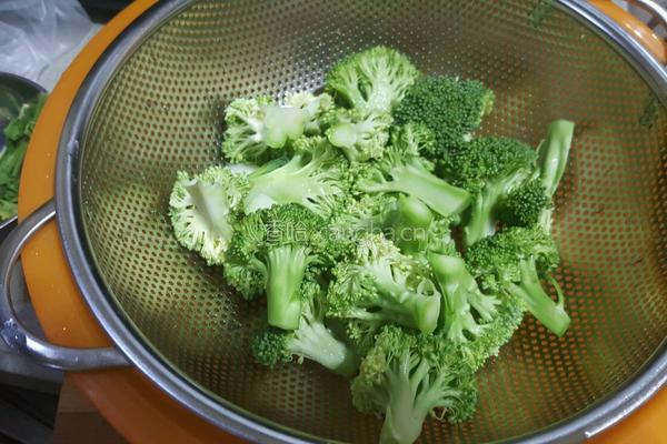 西兰花土豆沙拉的做法图解1