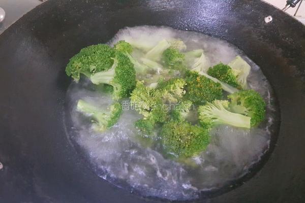 西兰花土豆沙拉的做法图解2