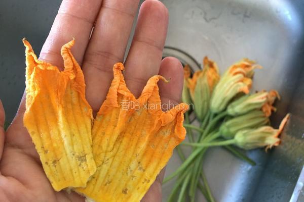 南瓜花煎蛋的做法图解2