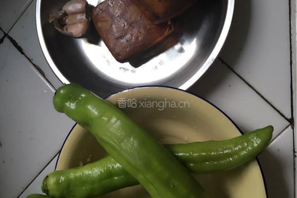 青椒炒五香干的做法图解1