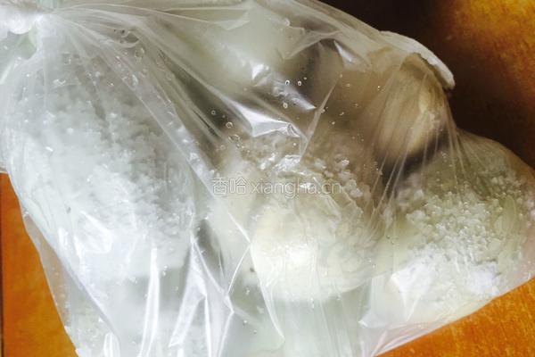 两步腌出油汪汪的咸鸭蛋的做法图解3