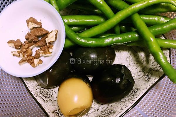 烧辣子拌皮蛋的做法图解1