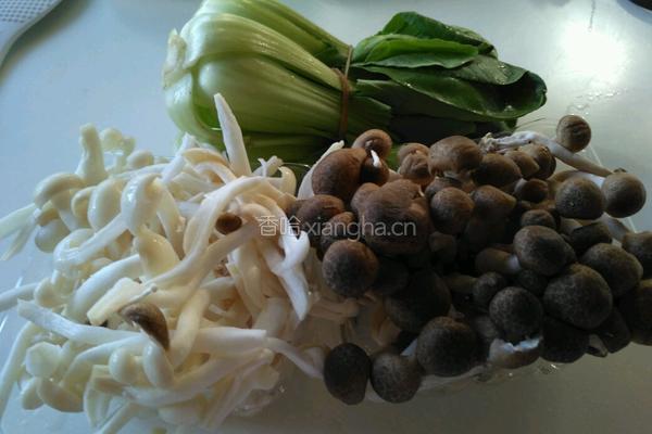 五花肉炒青菜蘑菇的做法图解1
