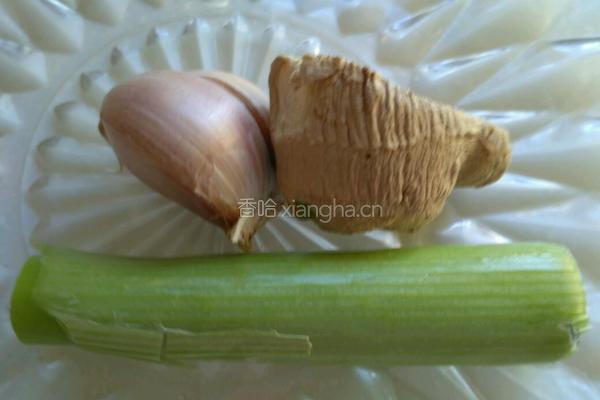 五花肉炒青菜蘑菇的做法图解3