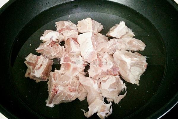 玉米胡萝卜炖脊骨汤的做法图解3