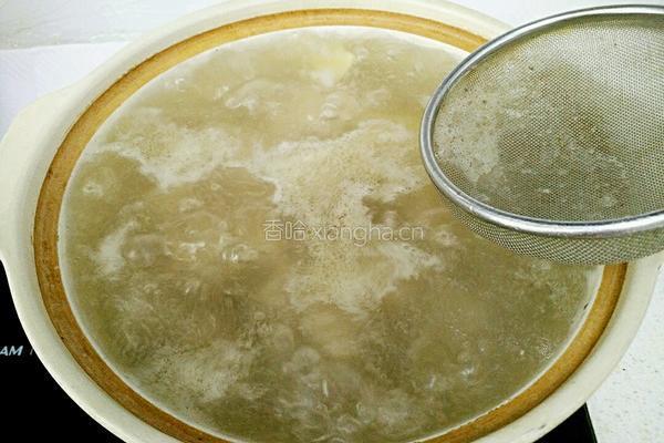 玉米胡萝卜炖脊骨汤的做法图解8