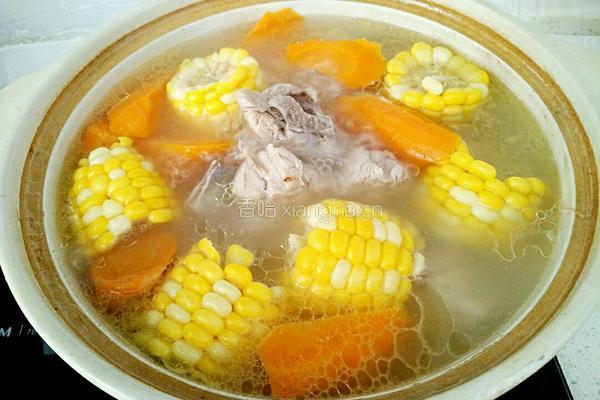 玉米胡萝卜炖脊骨汤的做法图解10