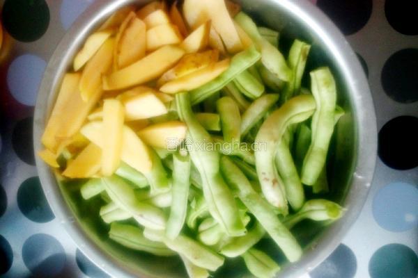 炖豆角土豆拉皮的做法图解3