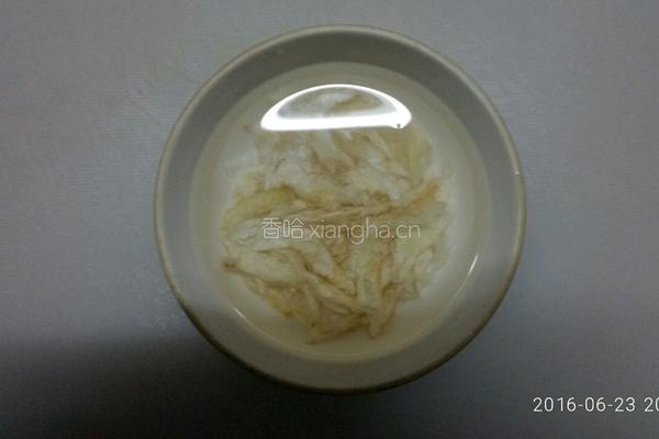 鱼胶排骨炖红枣枸杞的做法图解1