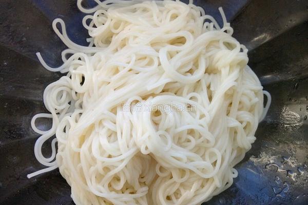 鸡丝黄瓜凉面的做法图解1