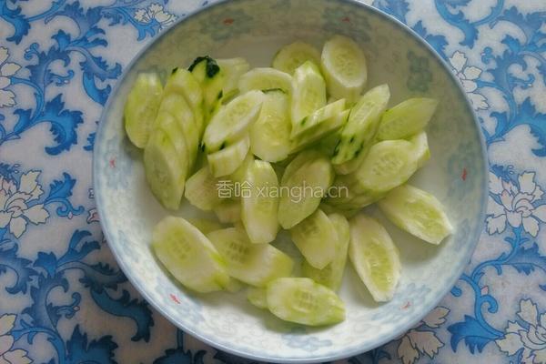 培根黄瓜烩大饼的做法图解1