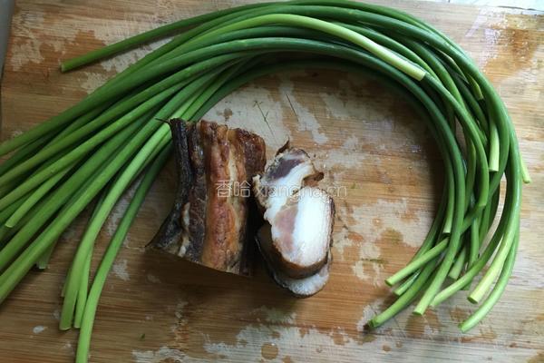蒜苔炒腊肉的做法图解1