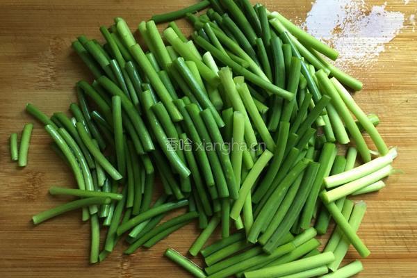 蒜苔炒腊肉的做法图解2
