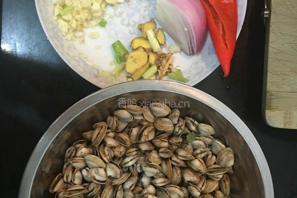 辣酱炒海瓜子的做法图解1