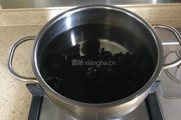 麻酱拌木耳的做法图解1