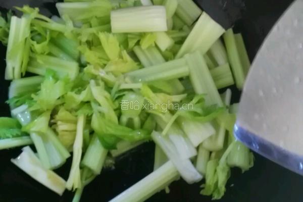 芹菜炒肉的做法图解4