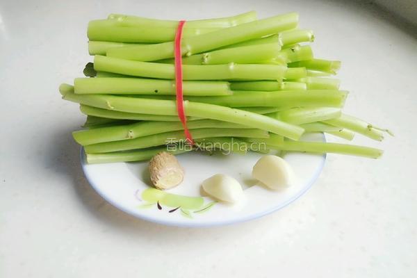 清炒空心菜梗的做法图解1