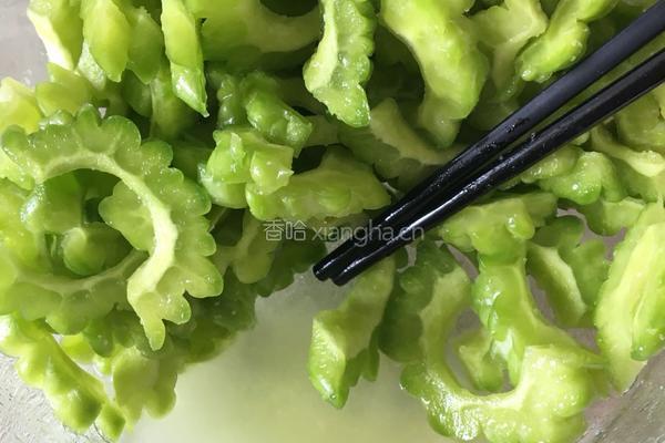 清炒苦瓜的做法图解2