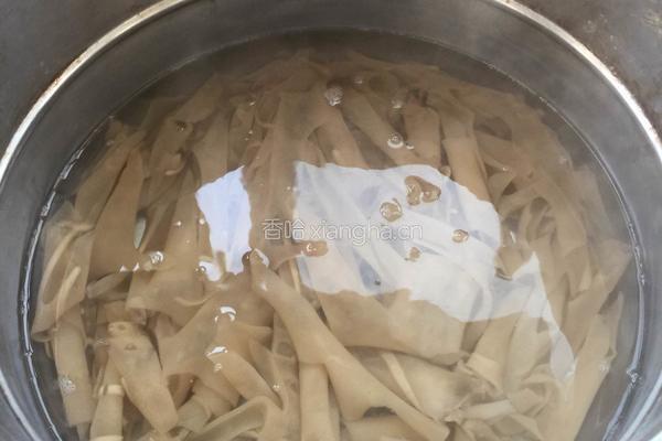 青椒调红薯粉皮的做法图解2