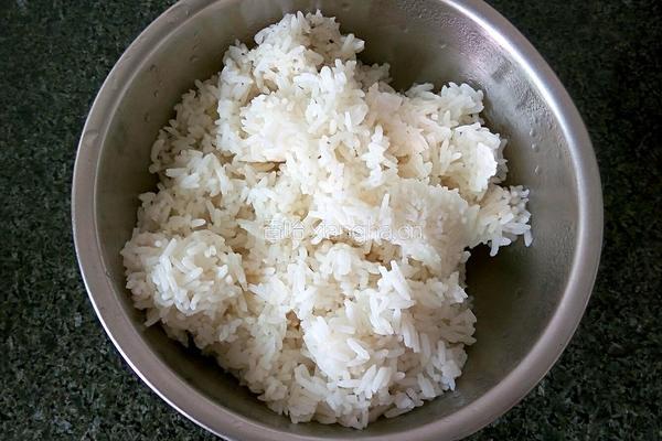 玉米火腿粒炒饭的做法图解1