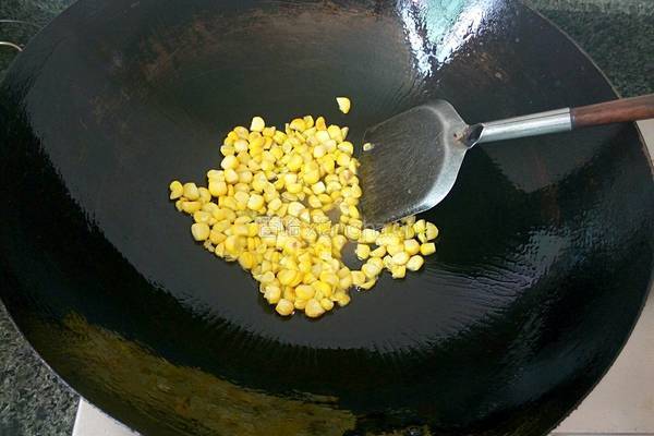 玉米火腿粒炒饭的做法图解4