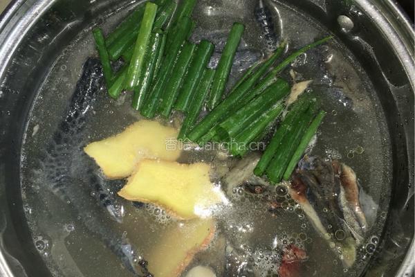 营养乌鸡炖土豆的做法图解2