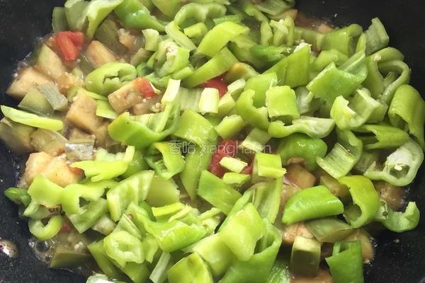 青椒 番茄炖茄子的做法图解6