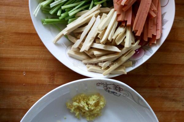 小芹豆干炒火腿的做法图解1