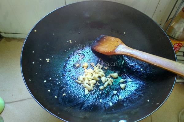 蒜爆地瓜叶的做法图解2