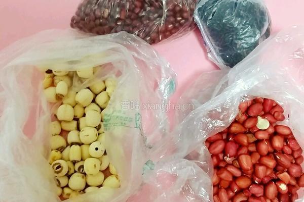红豆花生黑米粥的做法图解1