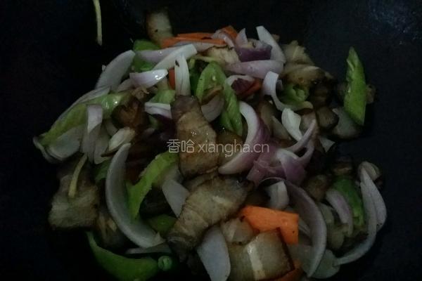 洋葱炒熏肉的做法图解4