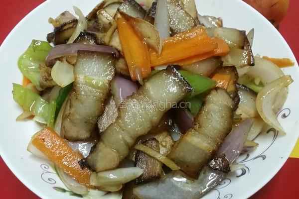 洋葱炒熏肉的做法图解5