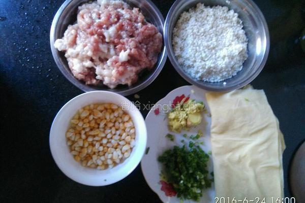 豆腐皮包糯米肉玉米的做法图解3