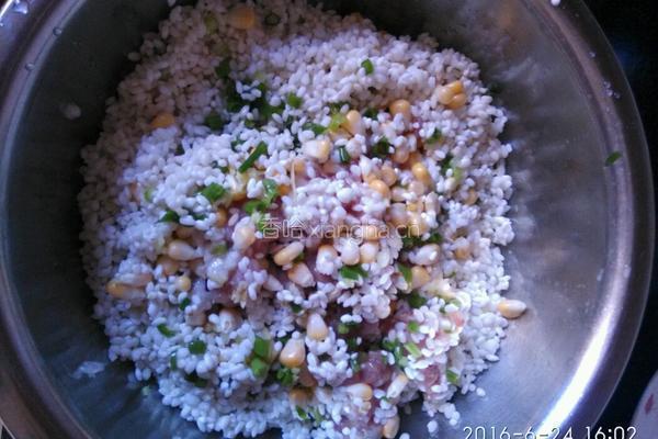 豆腐皮包糯米肉玉米的做法图解4