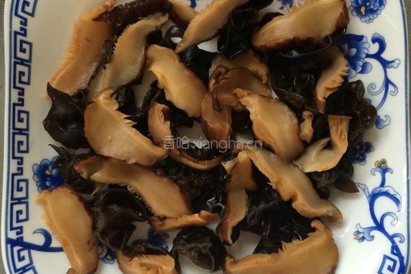 冬菇木耳蒸滑鸡的做法图解3