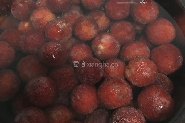 杨梅罐头的做法图解1