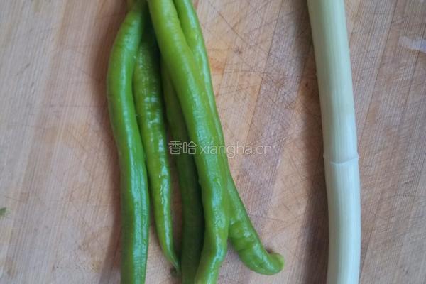 辣椒炒鸡蛋的做法图解1