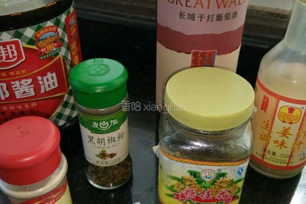 红酒焖鸡翅的做法图解2