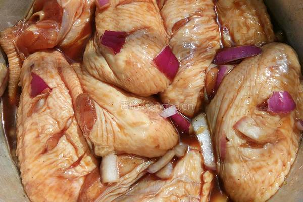 红酒焖鸡翅的做法图解3