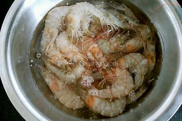 蒜蓉番茄虾的做法图解1