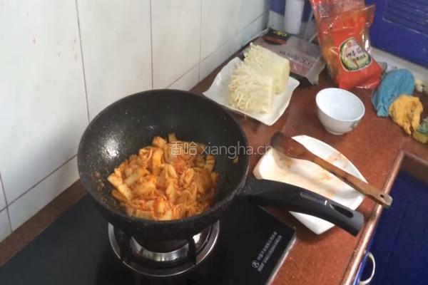 金针肥牛泡菜锅的做法图解1