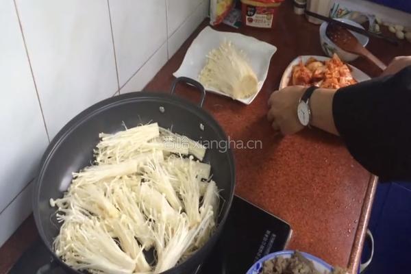 金针肥牛泡菜锅的做法图解4